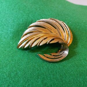 Lisner Gold tone Leaf Brooch